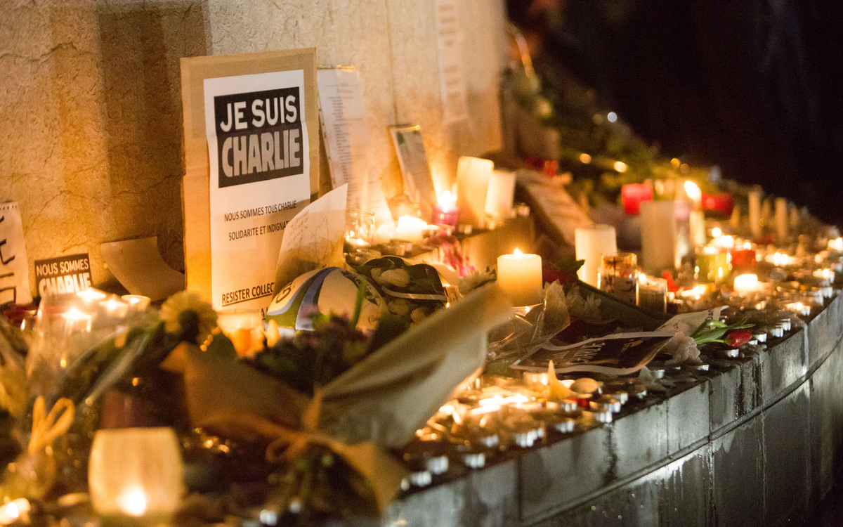 Il s'agit de bougies en commémoration des attentats du 7 janvier 2015