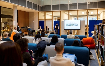 Réunion de personnes pour une présentation