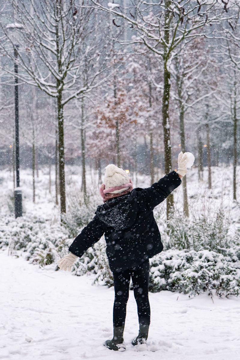 Joie d'enfant dans une forêt urbaine, place de Catalogne.