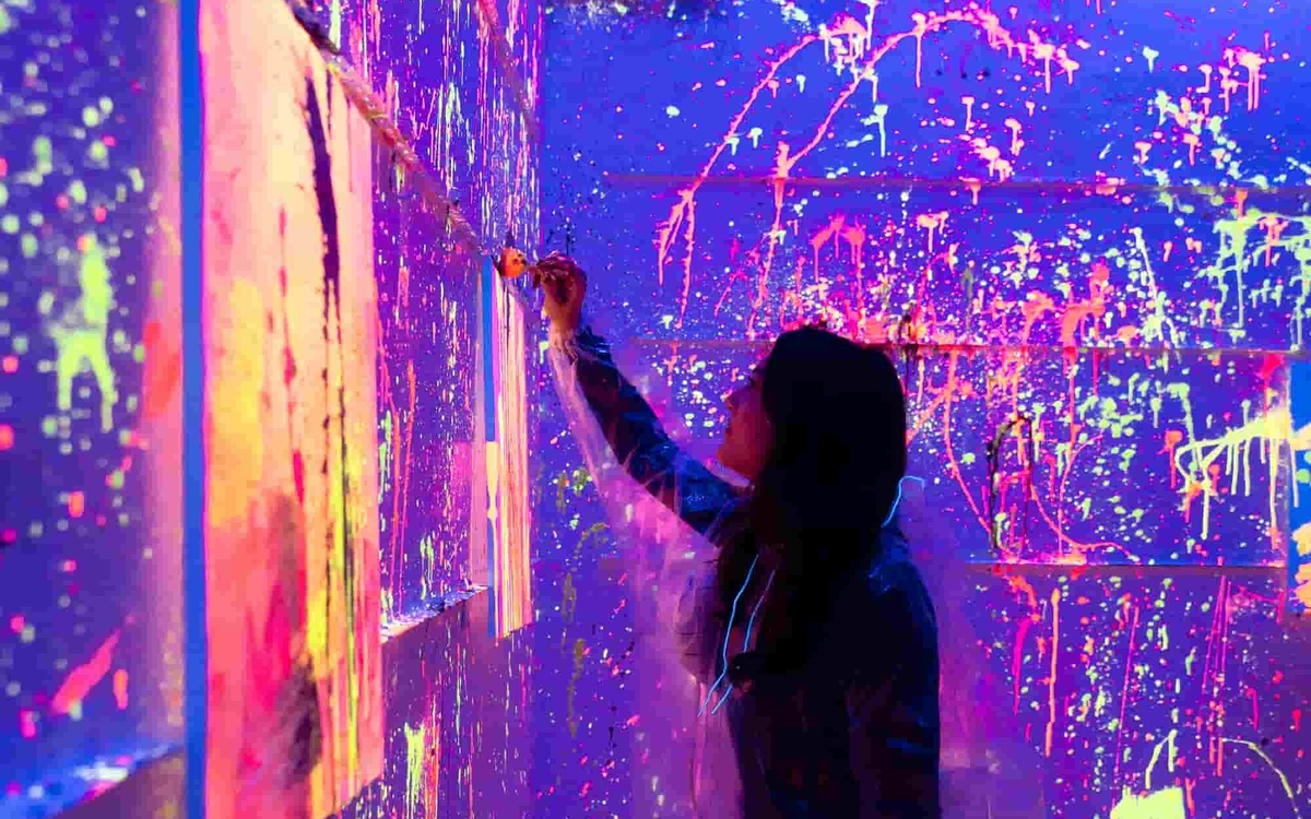 Une femme s'essaie à l'action painting