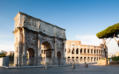 L'arc de Constantin et le colisée, à Rome. 