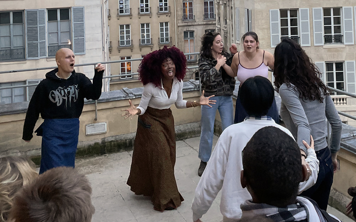 Comédiens interprètent une scène en extérieur sur une terrasse