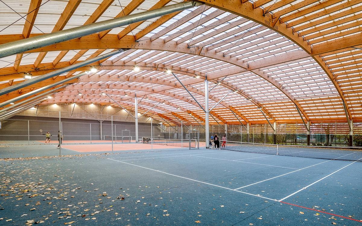 Terrain de tennis couvert