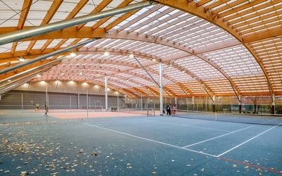 Terrain de tennis couvert