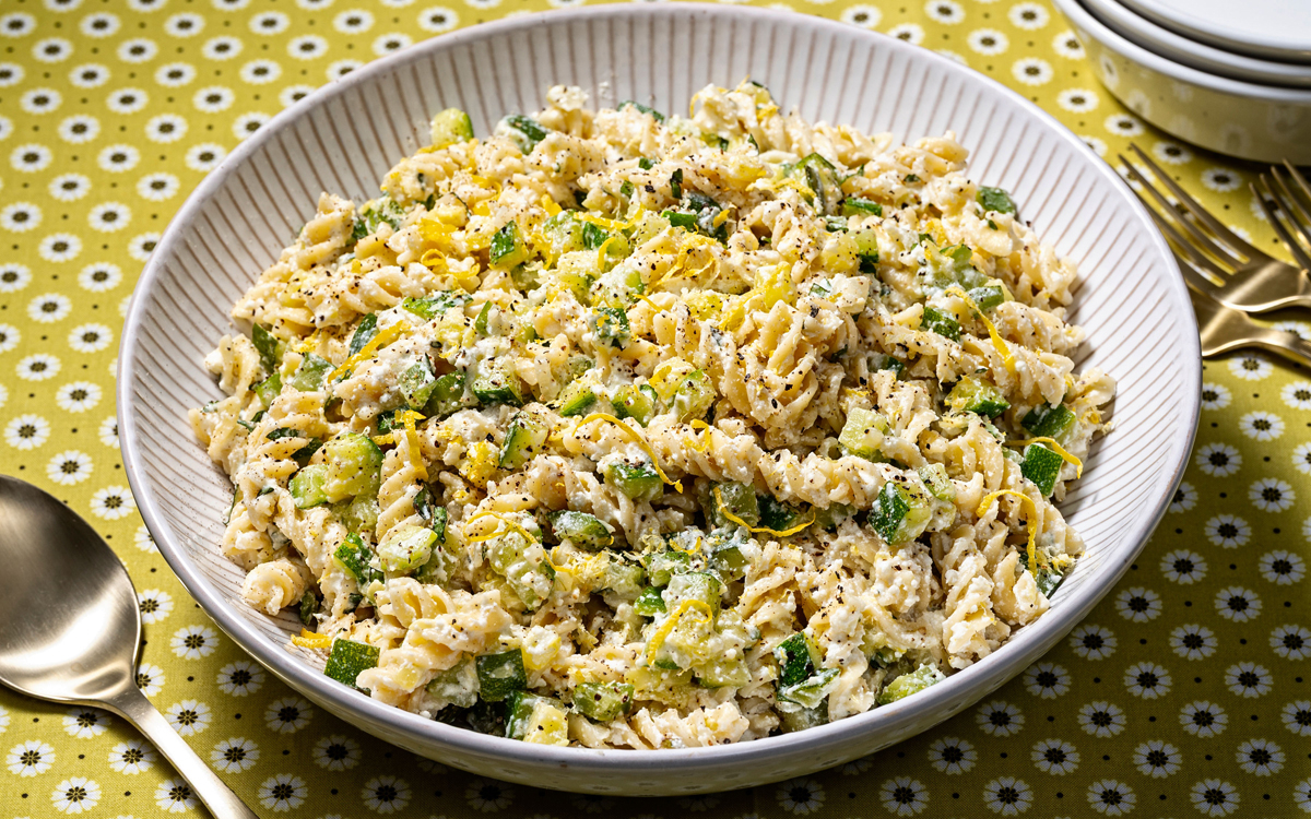 Assiette de pâtes aux courgettes façon bolognaise