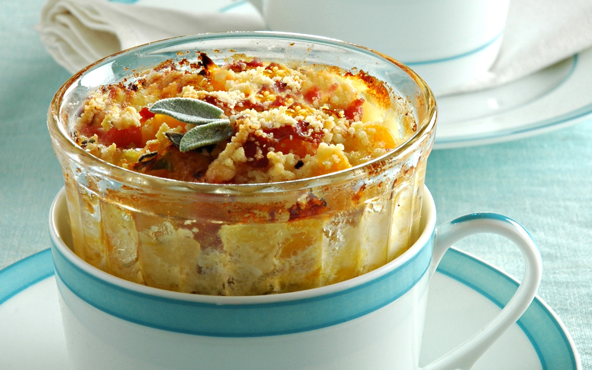Tian pommes de terre et petit pois dans un ramequin. 
