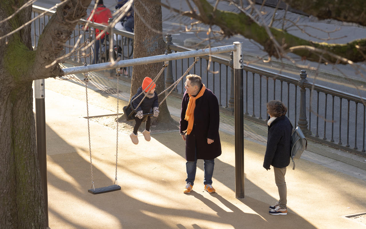 Petite fille sur une balançoire