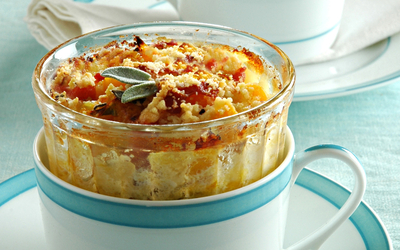 Tian pommes de terre et petit pois dans un ramequin. 