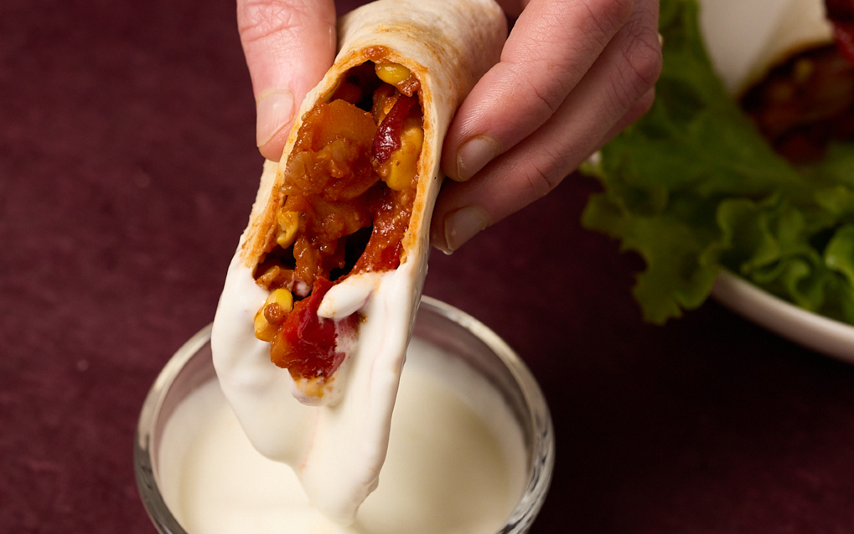 Fajitas aux haricots rouges trempé dans une sauce blanche. 