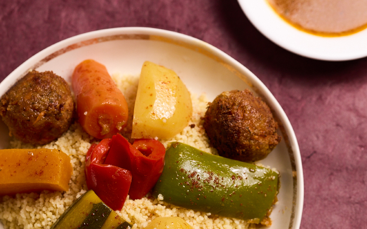 Assiette de couscous aux légumes et pois chiches. 