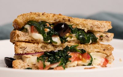 Assiette Croque tomate, féta et basilic. 