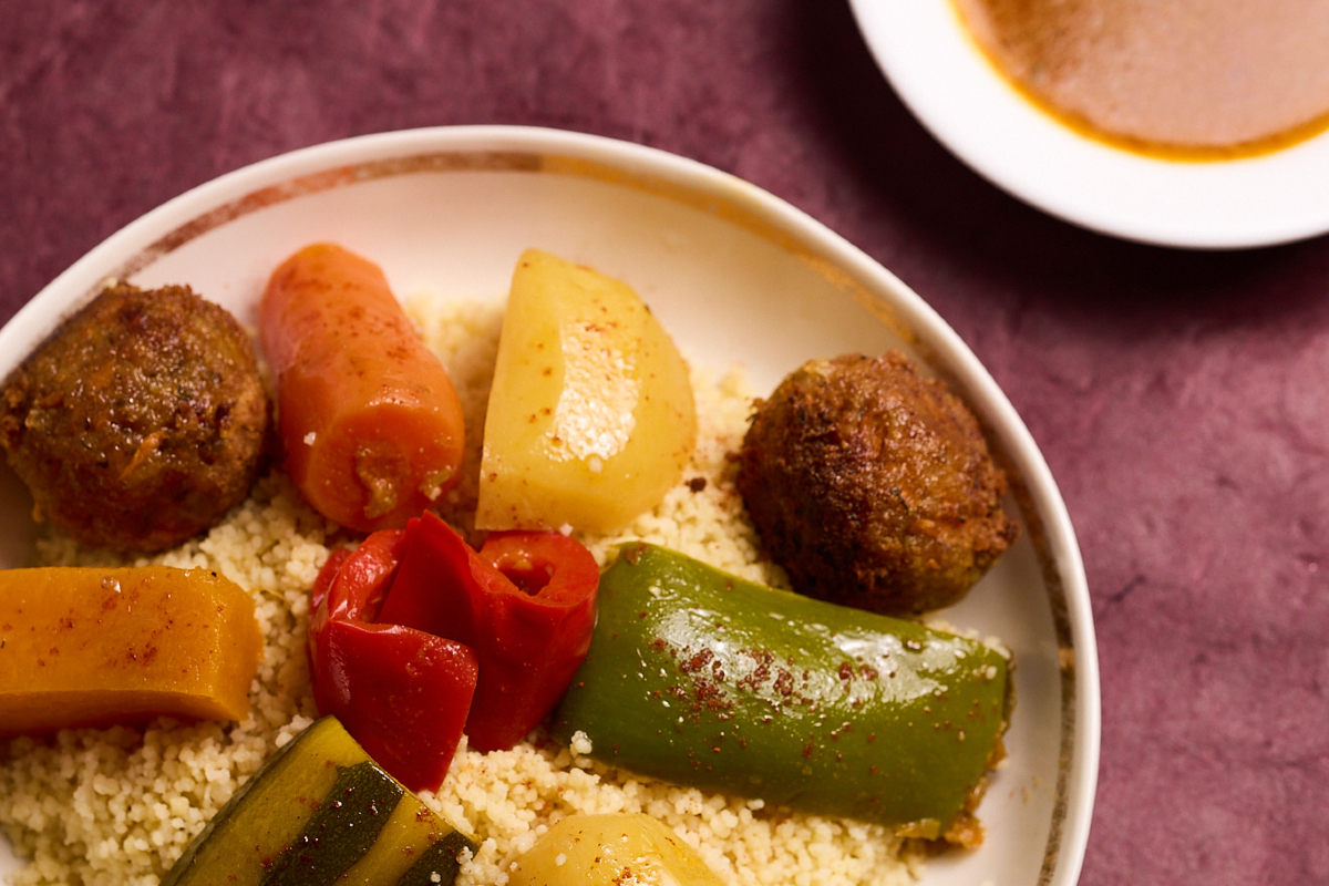 Assiette de couscous aux légumes et pois chiches. 