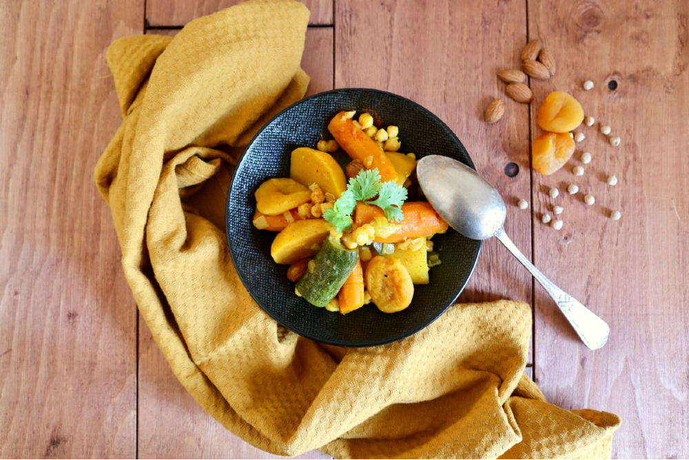 Assiette de tajine pois chiches, abricots et amandes.