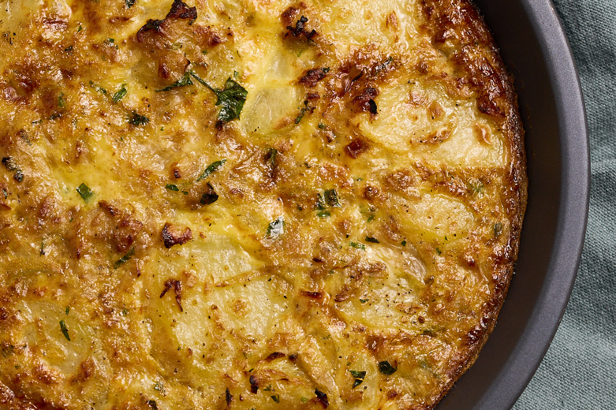 Gros plan sur une tortilla espagnole. 