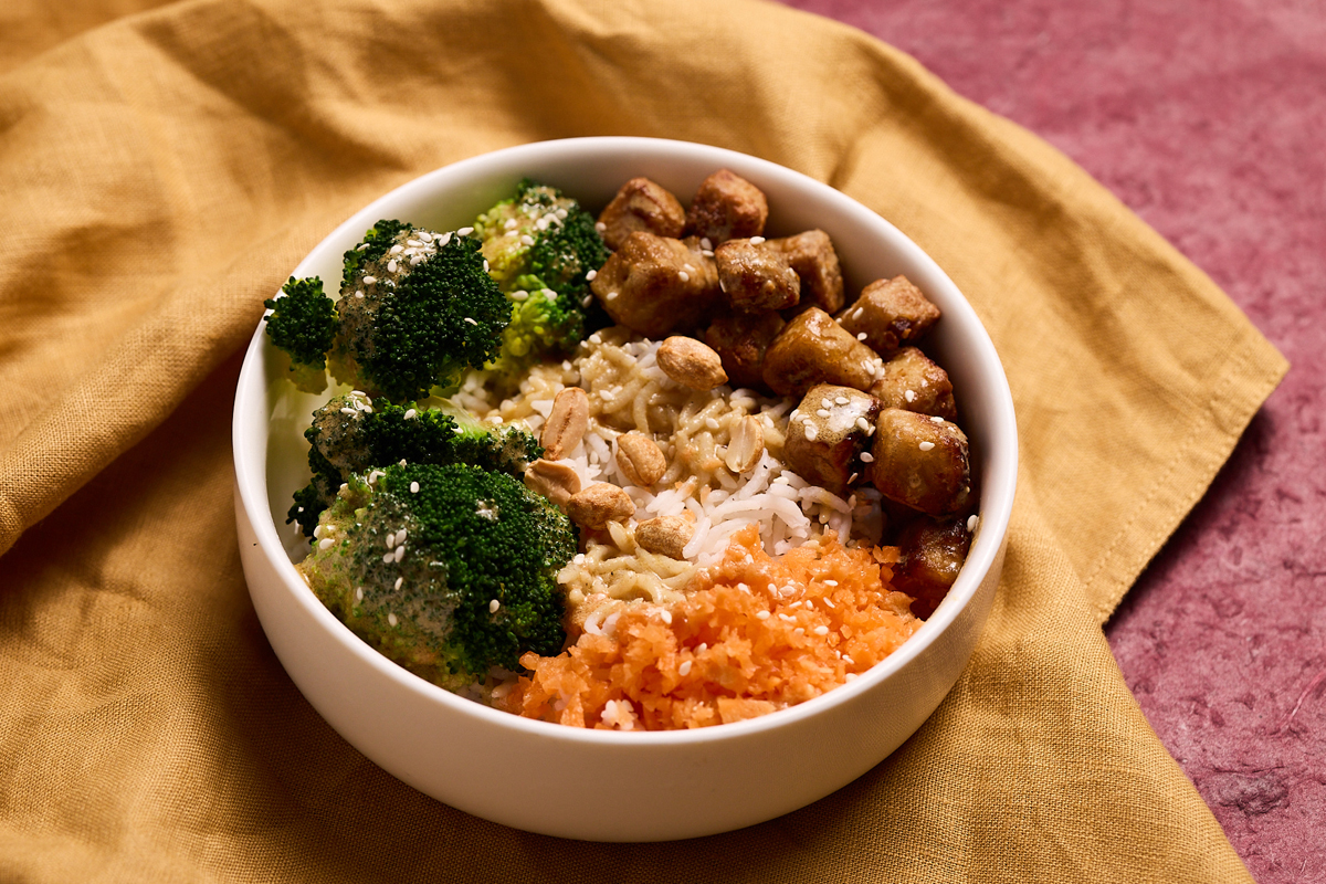 Assietet de riz sauté à la thai et tofu.