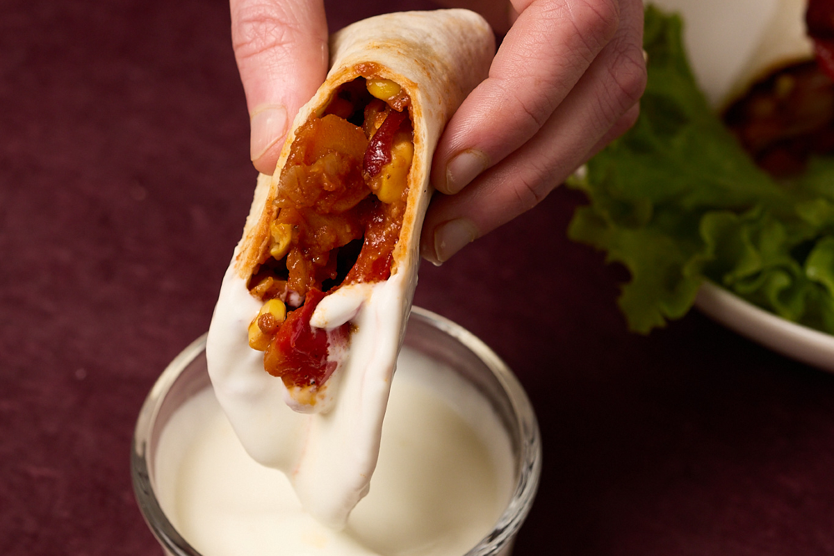 Fajitas aux haricots rouges trempé dans une sauce blanche. 