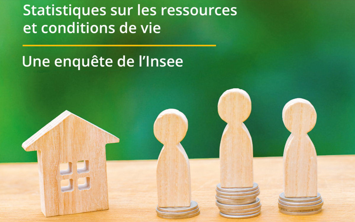 figurines en bois découpé représentant une maison et trois personnages sur des pièces de monnaie empilées — texte « Enquête de l'INSEE »