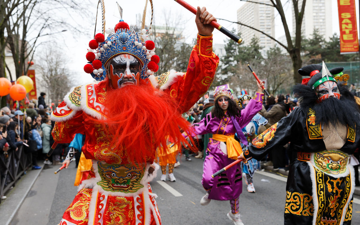 Personnes déguisées pour le Nouvel an chinois