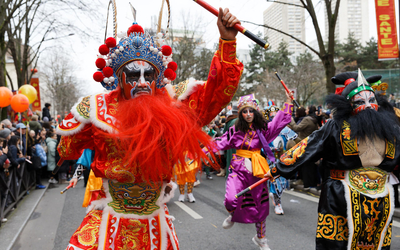Personnes déguisées pour le Nouvel an chinois
