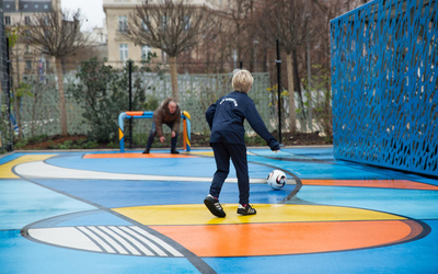 Enfant qui joue au foot