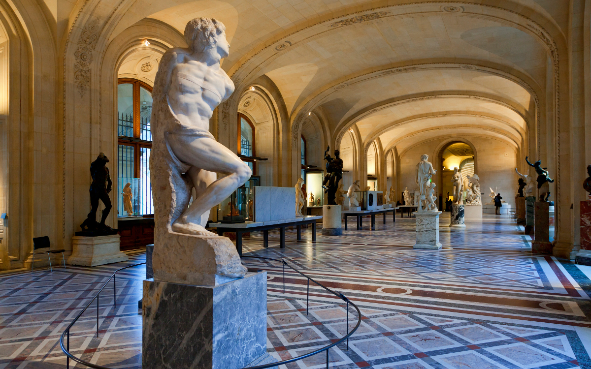 Sculpture dans la galerie Michelangelo au musée du Louvre.
