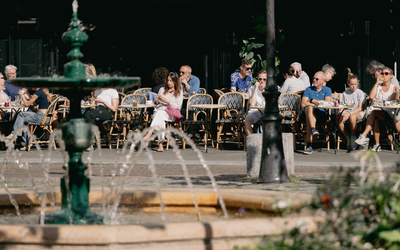 Terrasse de café, place de la Contrescarpe.