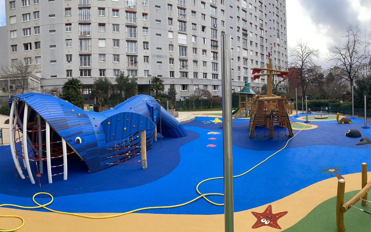 Vue d'ensemble d'une aire de jeux pour enfant