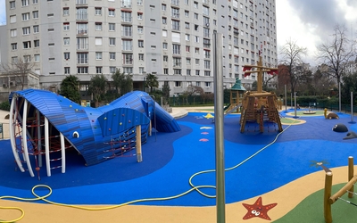 Vue d'ensemble d'une aire de jeux pour enfant