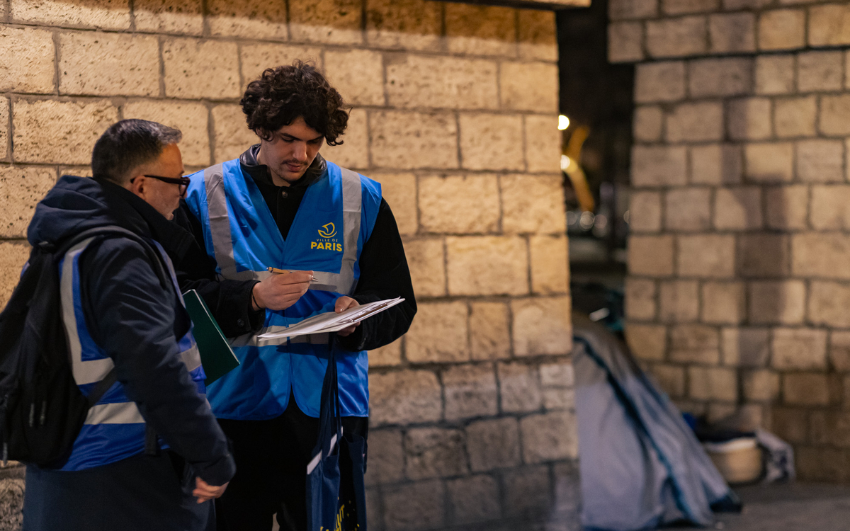 Les volontaires recensent et vont à la rencontre de personnes sans abri lors de la 9ème édition de la Nuit de la Solidarité (12e).