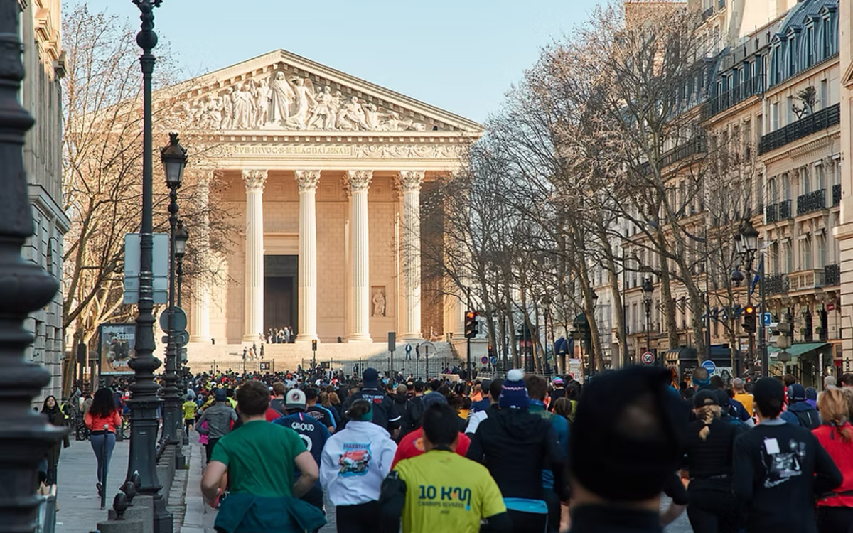 Passage de coureurs devant l'église de la Madeleine