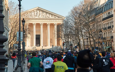 Passage de coureurs devant l'église de la Madeleine