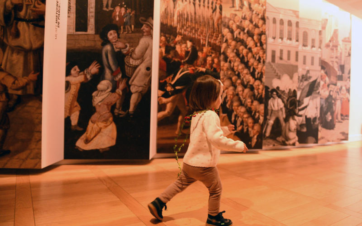 Enfant qui court au musée