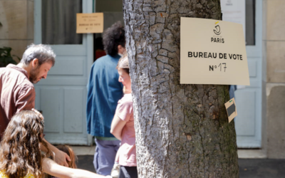 Une famille devant un bureau de vote parisien
