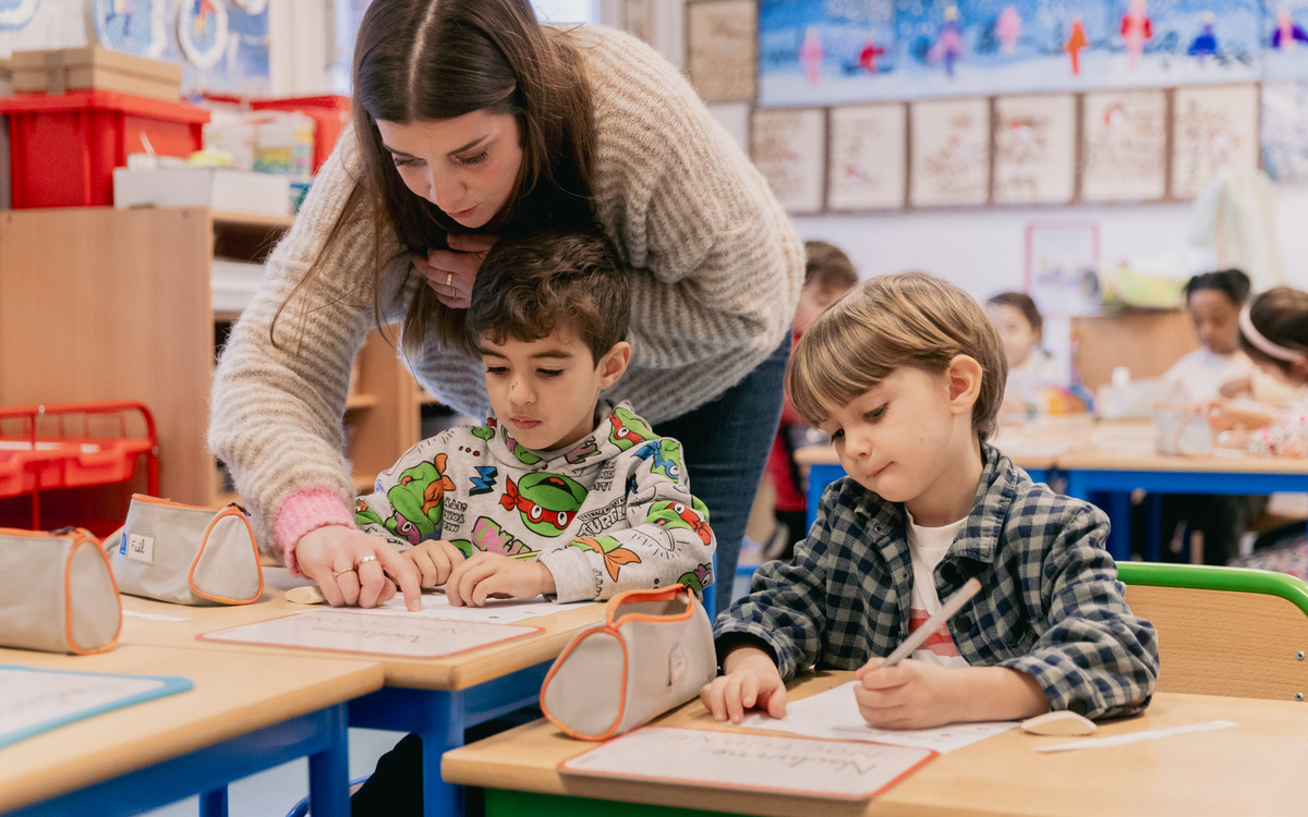 Deux enfants qui font des exercices d'écriture