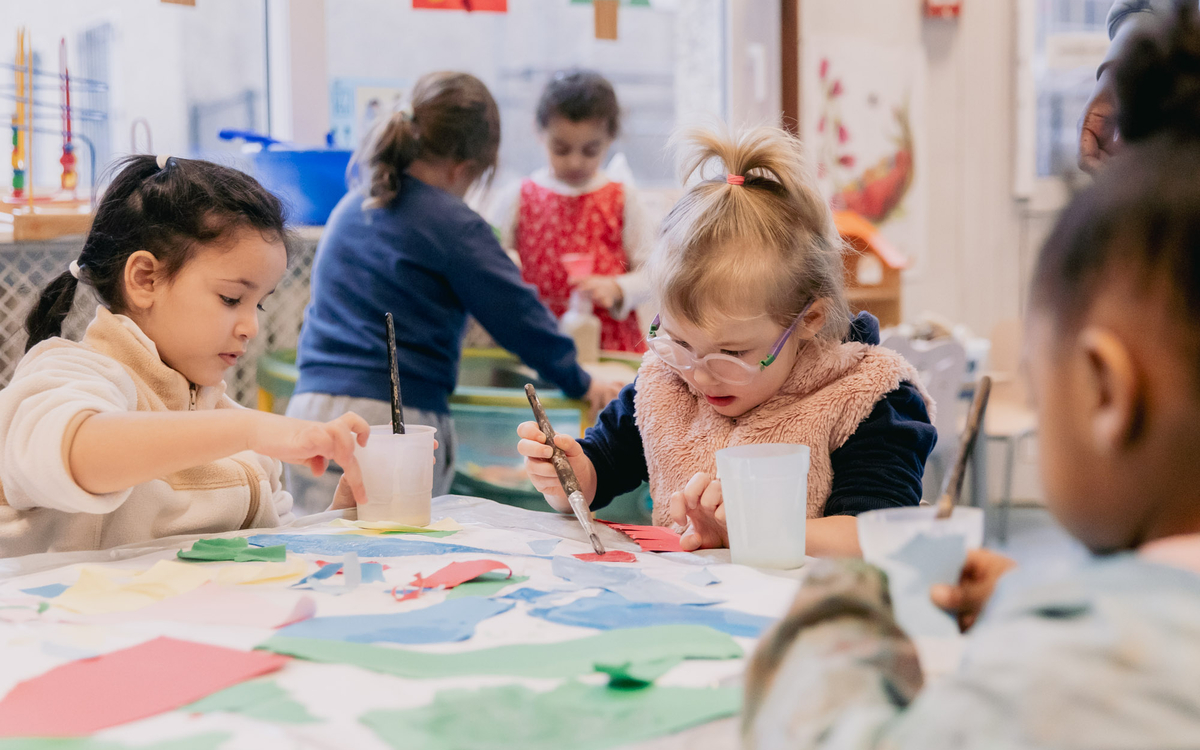Des enfants qui font de la peinture et qui collent.