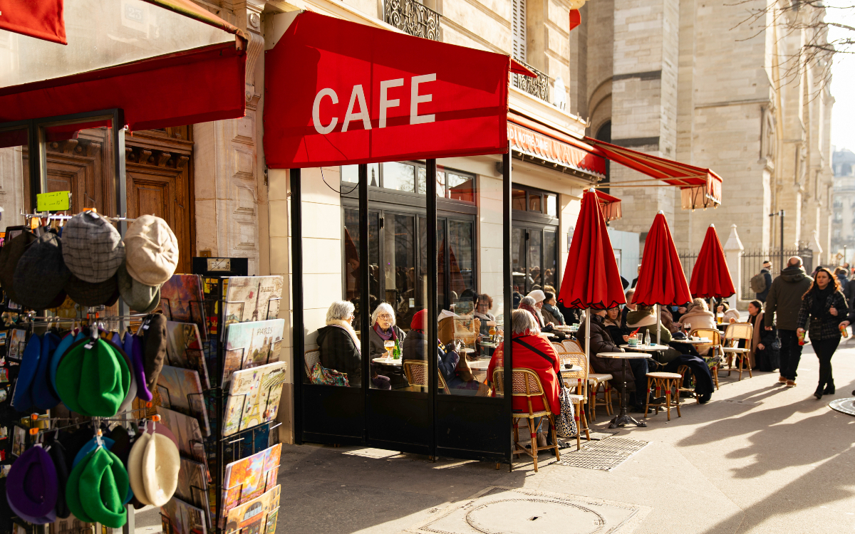 Personnes assises en terrasse, ile de la cité. 