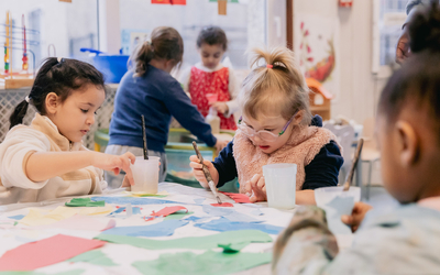 Des enfants qui font de la peinture et qui collent.