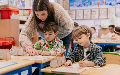 Deux enfants qui font des exercices d'écriture