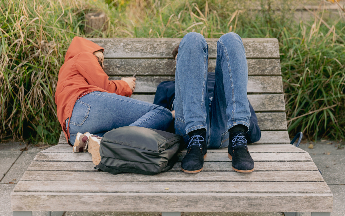 Ados allongés détendu