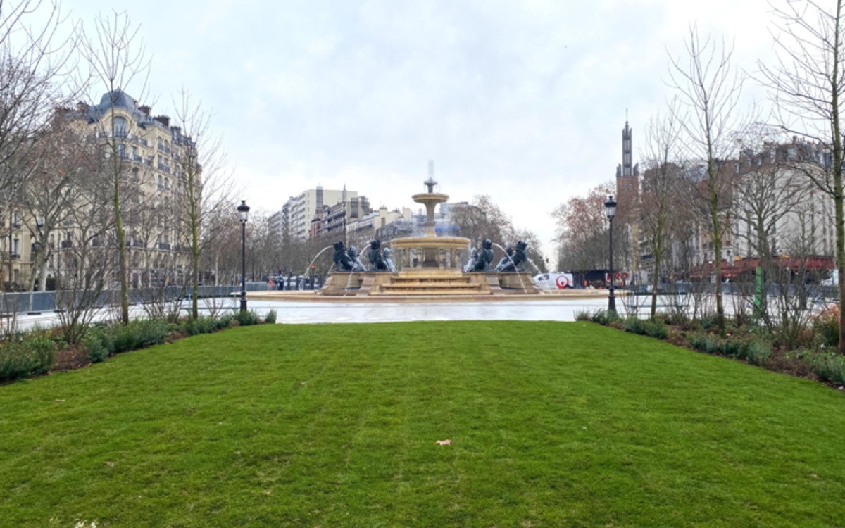 La fontaine aux lions de la place Félix Eboué vue depuis la nouvelle pelouse