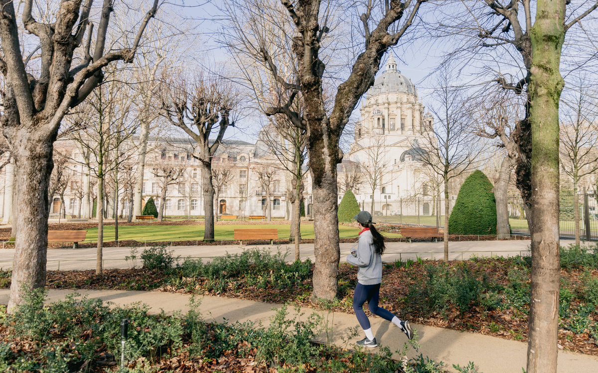 Une personne court dans les jardins du Val-de-Grâce, 5e.