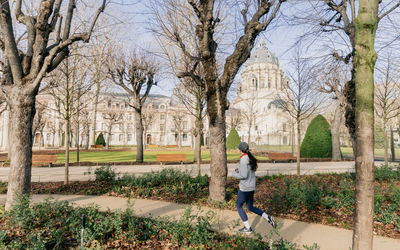 Une personne court dans les jardins du Val-de-Grâce, 5e.