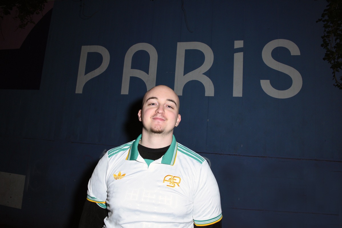 Portrait de Alessio Bartoccini, supporter du PSG et de l'AS Roma, sur le TEP Eudy Simelane, dans le 20e. 