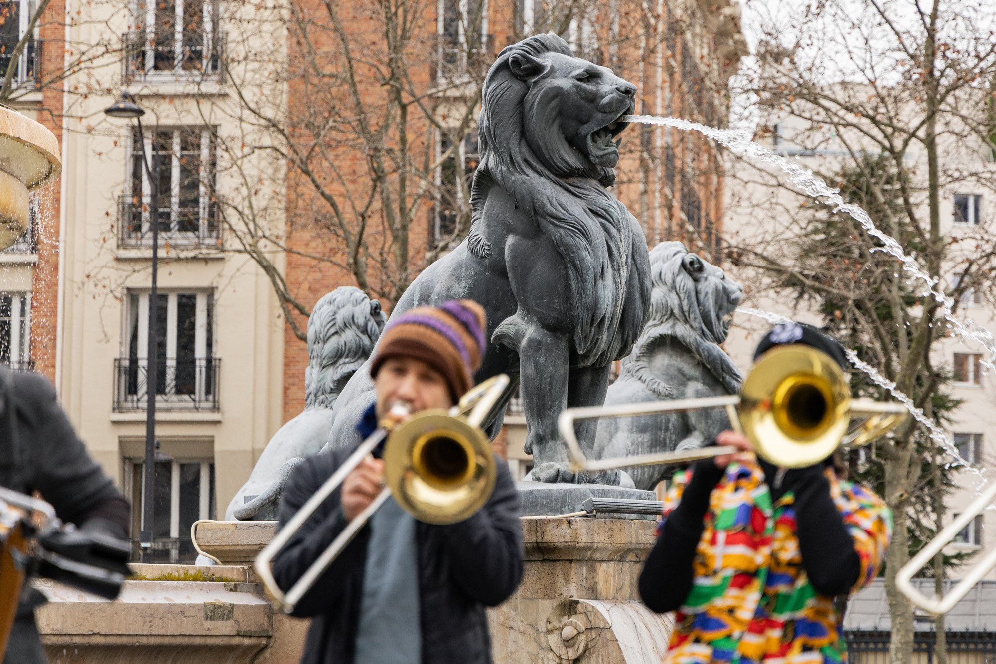 Une fanfare devant la Fontaine aux lions a été conçue en 1869, d’après des dessins de l’architecte Gabriel Davioud. 