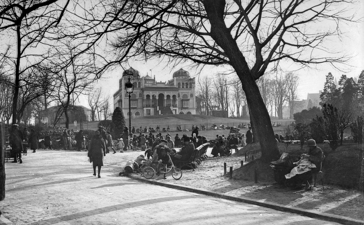 Dans le parc Montsouris, le "Bardo", reproduction à une échelle réduite de la résidence d'été des beys de Tunis construite pour la section tunisienne de l'Exposition universelle de 1867, remontée dans le parc et détruite