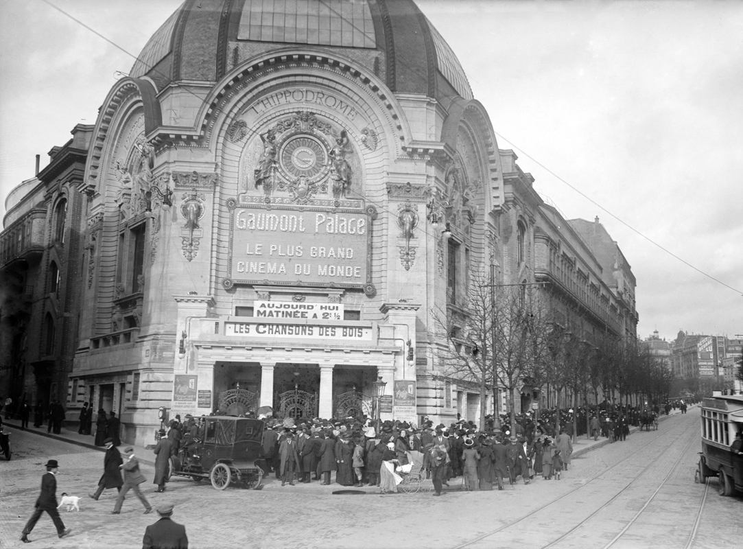 Façade du cinéma Gaumont-Palace, ancien Hippodrome. Paris, place Clichy, 1911.