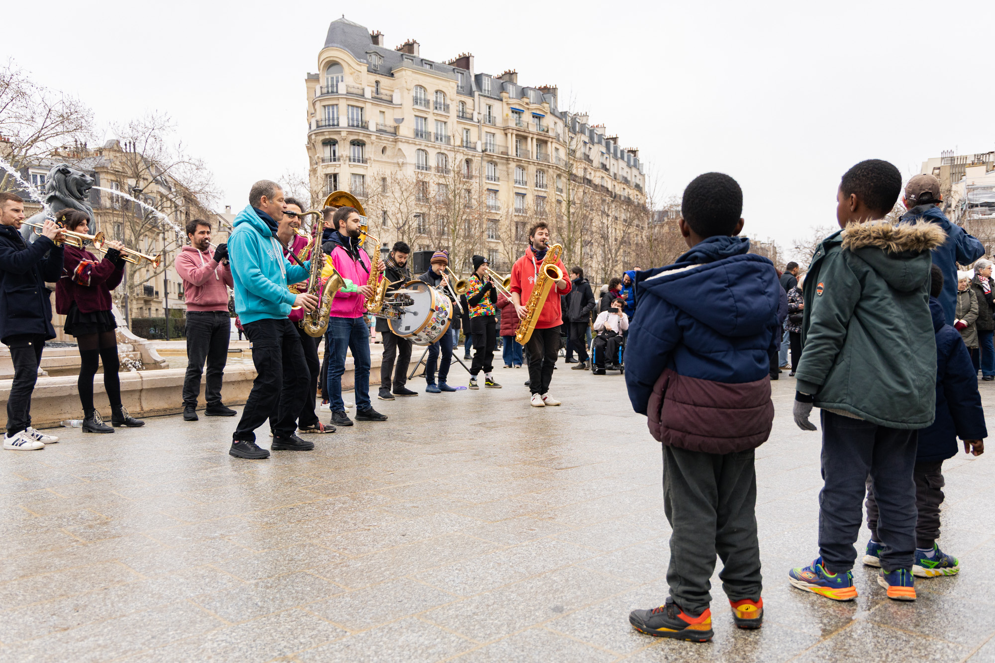 des enfants regardent et écoutent 