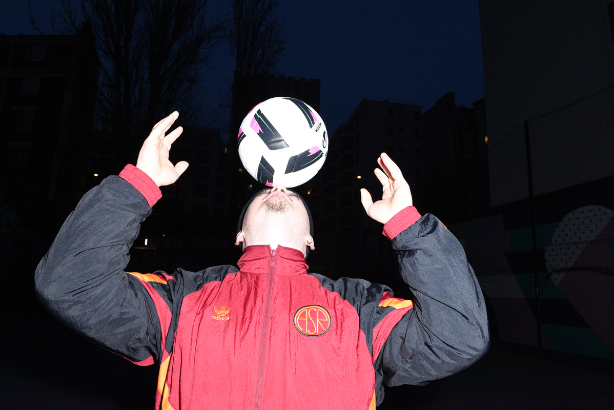 Alessio Bartoccini, supporter du PSG et de l'AS Roma, fait tenir le ballon en équilibre sur sa tête. 