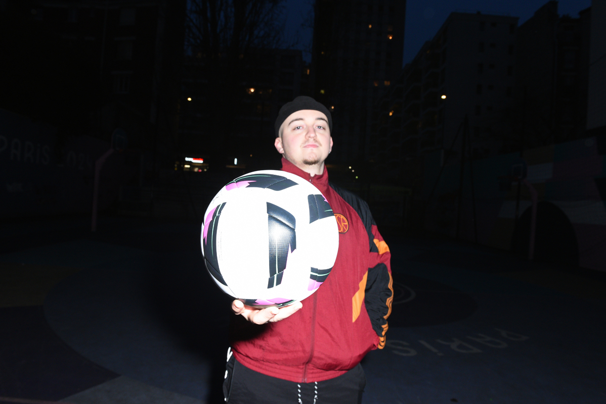 Alessio Bartoccini, supporter du PSG et de l'AS Roma, nous tend le ballon.