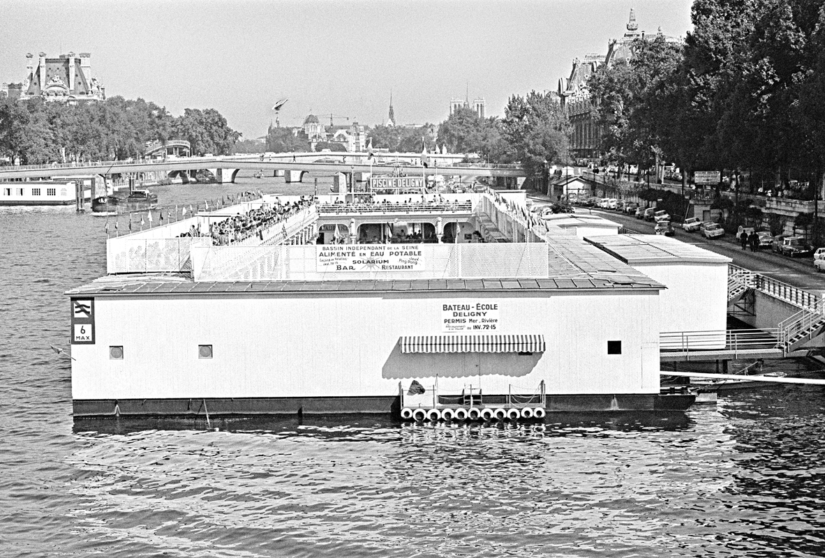 La piscine flottante Deligny lors des grandes chaleurs à Paris. Paris (7e arr.), 22 juin 1967. Photographie Michel Pansu. Fonds France-Soir. Bibliothèque historique de la Ville de Paris.